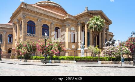 Reisen Sie nach Italien - Teatro Massimo Vittorio Emanuele auf der Piazza Verdi in Stadt Palermo in Sizilien Stockfoto