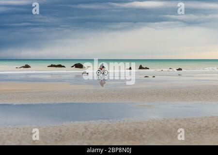 Radfahrer fahren mit dem Fahrrad entlang des Atlantischen Ozeans Stockfoto