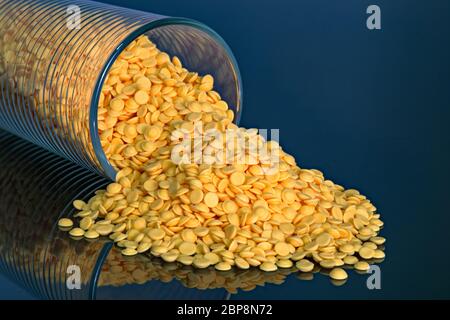 Polypropylen beads Kunststoffgranulat auf blaue Farbe Hintergrund. Stockfoto