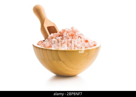 Rosa Himalaya Salz in der Schüssel auf weißem Hintergrund. Stockfoto