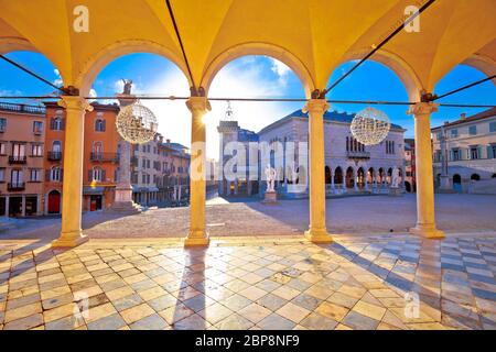 Alten Italienischen square Bögen und Architektur in der Stadt Udine, Friaul-Julisch Venetien, Italien Stockfoto