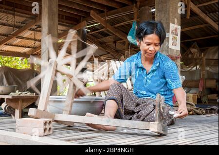 Frau spinnt Seide auf einem traditionellen Spinnrad. Silk Island, Phnom Penh, Kambodscha, Südostasien Stockfoto
