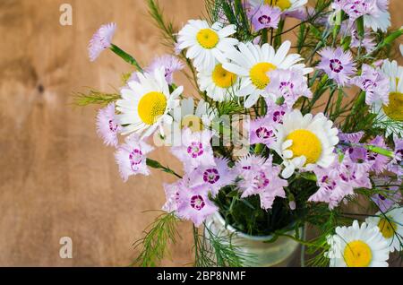 Schönen Blumenstrauß von hellen Wildblumen in vintage Aluminium, Holz- Hintergrund. Sommer Blumen. Im rustikalen Stil. Stockfoto