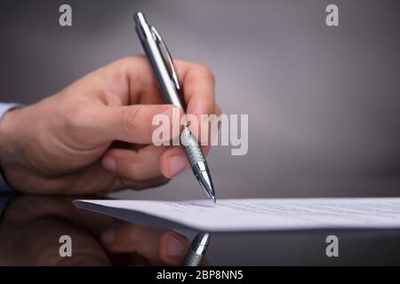 Foto der Unternehmer Hand Unterzeichnung Dokument mit Stift Stockfoto