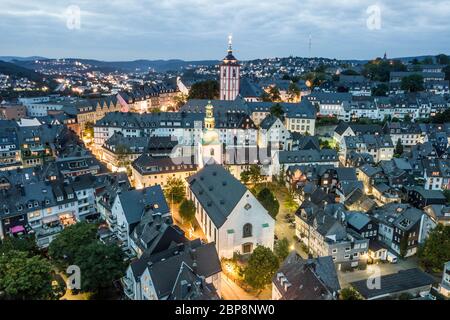 Blick über die Altstadt von Siegen in der Abenddämmerung. Nordrhein-westfalen, Deutschland Stockfoto