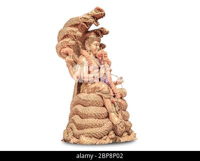 Buddha-Bild von Naga (große Schlange, Drache) geschützt, isoliert auf weißem Hintergrund. Objekt mit Beschneidungspfad isoliert. Stockfoto
