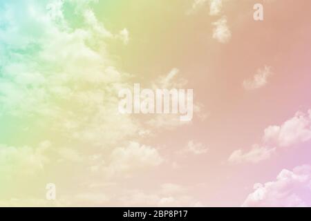Abstrakt verschwommener weicher Wolkenhintergrund mit einem mehrfarbigen Farbverlauf in Pastellfarben. Für Karten-Design oder Tapete. Stockfoto