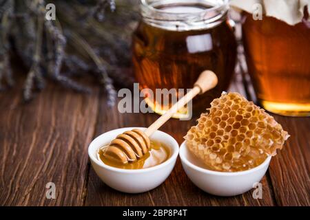 Honig in der Kamm, Glas auf Holz- Hintergrund Stockfoto