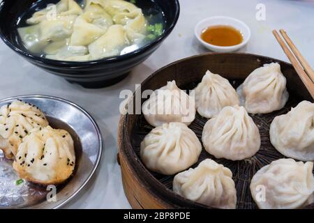 Traditionelle Shanghai Essen einschließlich Knödel, Wan-tan und xiaolongbao Stockfoto