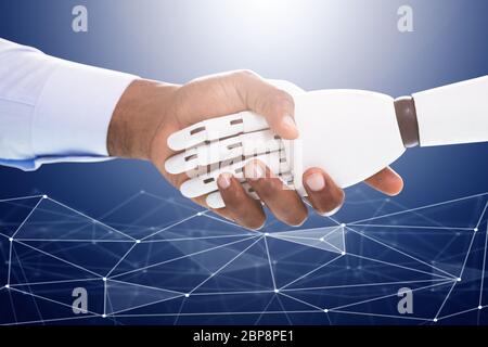 Roboter und Geschäftsmann Händeschütteln über die digitalen Hintergrund Stockfoto