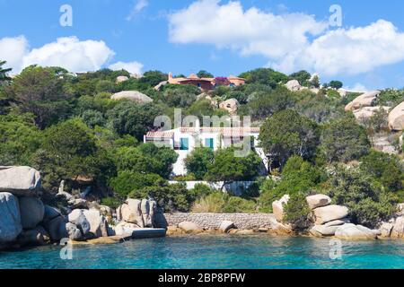 Sommer Meer Haus in einem schönen Dorf Port Rafael, Sardinien, Italien. Stockfoto
