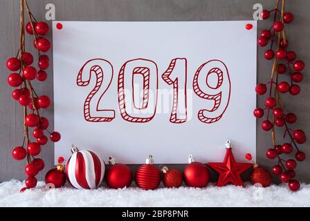 Label Mit Englischem Text 2019 Für Ein Frohes Neues Jahr. Rote Weihnachtsdekoration Wie Bälle Auf Schnee. Urbane Und Moderne Zementmauer Als Hintergrund. Stockfoto
