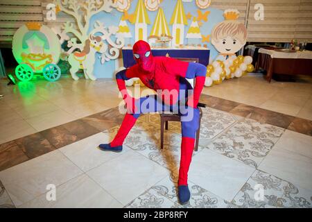 Spider-Man-Modellanzeige auf dem Tisch. Ein als spiderman gekleideter Junge sitzt an einem Tisch. Baku, Aserbaidschan. 15.02.2018 . Stockfoto