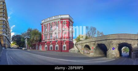 Panoramablick auf den historischen Immobilien von Pommer und Saboneev Brücke in Odessa, Ukraine Stockfoto