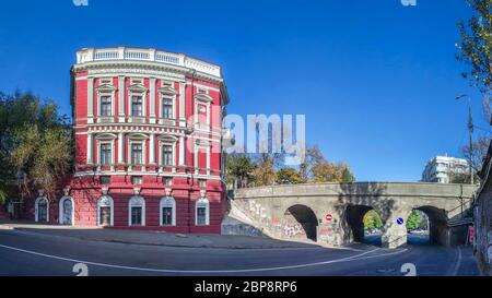 Panoramablick auf den historischen Immobilien von Pommer und Saboneev Brücke in Odessa, Ukraine Stockfoto