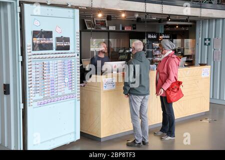 Mecklenburg, Deutschland. Mai 2020. 18. Mai 2020, Mecklenburg-Vorpommern, Warnemünde: Im Hostel Dock Inn werden die ersten Gäste wieder begrüßt, zuerst nur aus Mecklenburg-Vorpommern, ab 25.05.2020 wieder aus ganz Deutschland. Foto: Bernd Wüstneck/dpa-Zentralbild/dpa Quelle: dpa picture Alliance/Alamy Live News Stockfoto