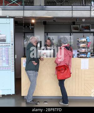 Mecklenburg, Deutschland. Mai 2020. 18. Mai 2020, Mecklenburg-Vorpommern, Warnemünde: Im Hostel Dock Inn werden die ersten Gäste wieder begrüßt, zuerst nur aus Mecklenburg-Vorpommern, ab 25.05.2020 wieder aus ganz Deutschland. Foto: Bernd Wüstneck/dpa-Zentralbild/dpa Quelle: dpa picture Alliance/Alamy Live News Stockfoto