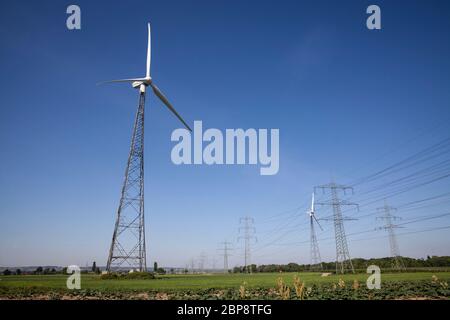 Hochspannungsleitungen und Windkraftanlagen in Bornheim bei Bonn, Nordrhein-Westfalen, Deutschland. Hochspannungs- und Windkraftanlagen in Stockfoto