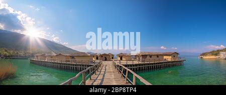 Panoramablick auf die hölzerne Seebrücke, die zu der Bucht von Knochen Museum auf Wasser, authentische Rekonstruktion der Haufen Wohnung Siedlung, Ohrid, Re Stockfoto