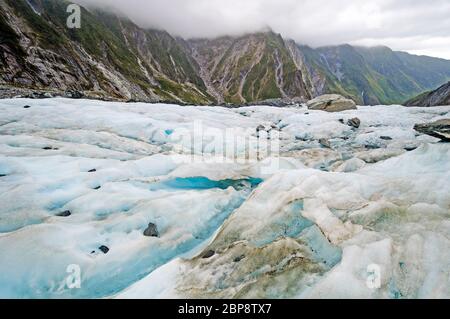 Oberflächenansicht eines Alpine Glacier auf dem Franz Josef Gletscher in Neuseeland Stockfoto