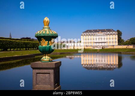 Schloss Augustusburg in Brühl bei Bonn, Südfassade und barocker Schlossgarten, Nordrhein-Westfalen, Deutschland. Schloss Augustusburg in Brühl bei Stockfoto