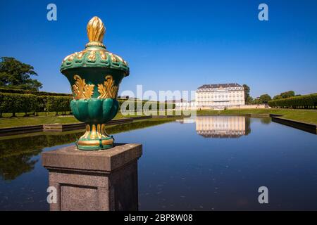 Schloss Augustusburg in Brühl bei Bonn, Südfassade und barocker Schlossgarten, Nordrhein-Westfalen, Deutschland. Schloss Augustusburg in Brühl bei Stockfoto