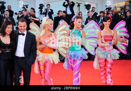 VENEDIG, ITALIEN - AUGUST 27: Iginio Straffi und Joanne Lee besuchen die Eröffnungszeremonie und die "Birdman"-Premiere während des 71. Filmfestivals in Venedig Stockfoto