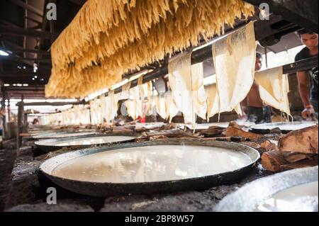 Sojamilch kochen, um Tofu-Haut zu machen. Silk Island, Phnom Penh, Kambodscha, Südostasien Stockfoto