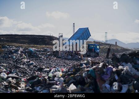 Müllwagen Entladen von Abfällen auf Deponien, Umweltkonzept. Stockfoto