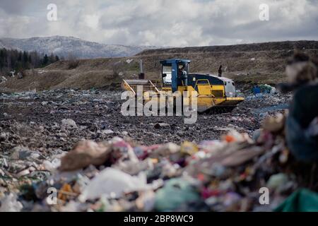 Müllwagen Entladen von Abfällen auf Deponien, Umweltkonzept. Stockfoto