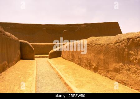 Straße in die verlorene Stadt Chan Chan in Trujillo, Peru Stockfoto