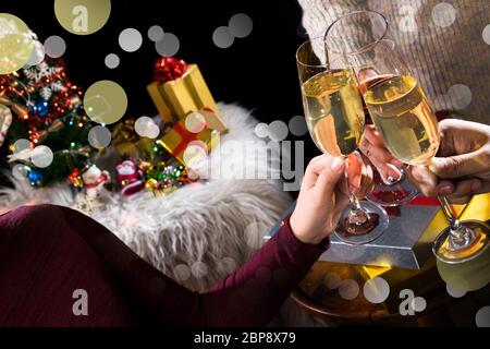 Gruppe von Freunden Getränke mit auf der Party. Junge Menschen genießen Sie an der Bar toasten Cocktails. macht gute Laune Stockfoto