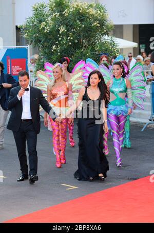 VENEDIG, ITALIEN - AUGUST 27: Iginio Straffi und Joanne Lee besuchen die Eröffnungszeremonie und die "Birdman"-Premiere während des 71. Filmfestivals in Venedig Stockfoto