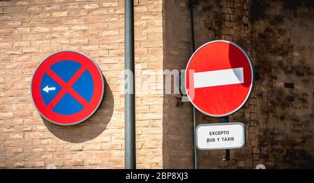 Keinen Eintrag Schild außer Busse und Taxis in Spanisch in Spanien Stockfoto