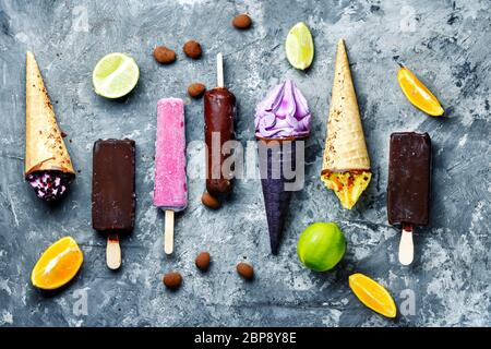 Verschiedene Arten von Eis in einem Waffelkegel und Eis.verschiedene Eis.Sommer-Essen Stockfoto