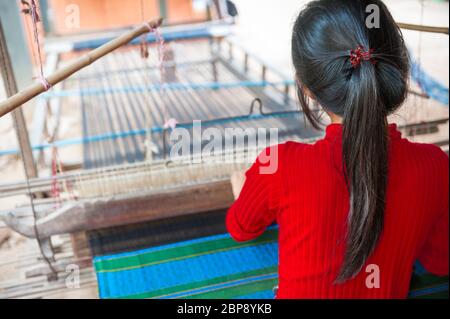 Frau, die Seide auf einem traditionellen Webrahmen webt. Silk Island, Phnom Penh, Kambodscha, Südostasien Stockfoto