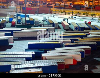 Luftaufnahme von Cargo Container und LKW in Barcelona hafen Plattform, Spanien Stockfoto