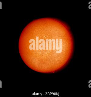 Die Sonnenscheibe mit aktiven Regionen, Filamenten und Prominenzen, fotografiert in Schmalband-Wasserstoff alpha (H alpha) 26.4.2008 Stockfoto