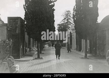 Vintage-Foto, Friedhof von Recoleta. Der Friedhof La Recoleta ist ein Friedhof im Viertel Recoleta von Buenos Aires, Argentinien. Aufgenommen am 6. Bis 8. Juli 1955 von einem Passagier, der von einem Kreuzfahrtschiff entbellen muss. QUELLE: ORIGINALFOTO Stockfoto