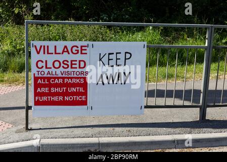 Bourton auf dem Wasser, Dorf geschlossen, fernhalten, Schild wegen Covid 19 Stockfoto