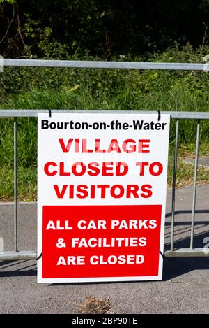 Bourton auf dem Wasser, Dorf geschlossen, fernhalten, Schild wegen Covid 19 Stockfoto