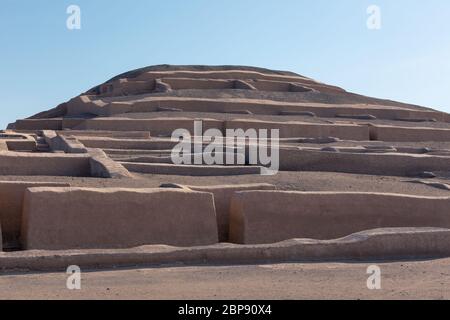 Vorderfassade der antiken Stadt Cahuachi, zeremonielles Zentrum der Nazca-Kultur in Peru Stockfoto