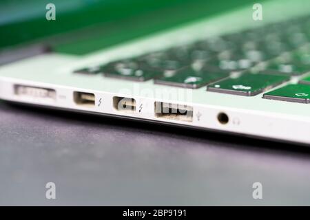 Seitenansicht des Laptops aus nächster Nähe. Alter und verschmutzter USB-Anschluss. Stockfoto