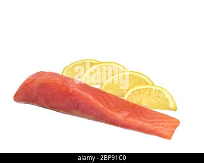 Ein Stück gesalzener Lachs auf weißem Hintergrund mit Zitronenscheiben Stockfoto