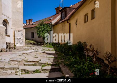 Malerische Stadt Mikulov im Frühjahr sonniger Tag mit blühenden Sträuchern und Bäumen. Mikulov, ausgebreitet auf den Hügeln der Pollauer und umgeben von vineyar Stockfoto