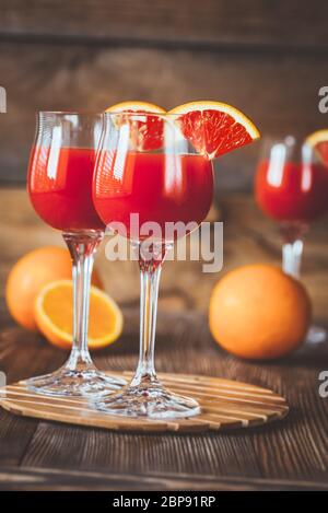 Drei Gläser von Mimosa Cocktail auf der Holz- Hintergrund Stockfoto