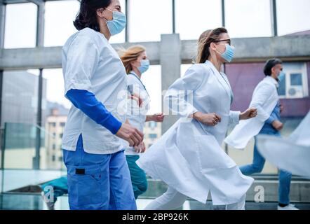Gruppe von Ärzten im Korridor des Krankenhauses, Notfallkonzept. Stockfoto