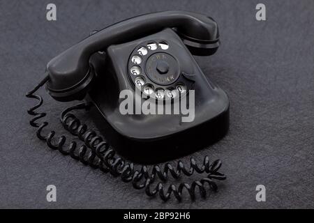 Vintage Analog Bakelit Telefon in schwarzer Farbe. Selektiver Fokus mit geringer Schärfentiefe. Stockfoto