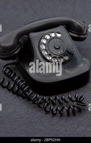 Vintage Analog Bakelit Telefon in schwarzer Farbe. Selektiver Fokus mit geringer Schärfentiefe. Stockfoto