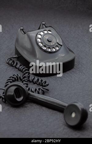 Vintage Analog Bakelit Telefon in schwarzer Farbe. Selektiver Fokus mit geringer Schärfentiefe. Stockfoto